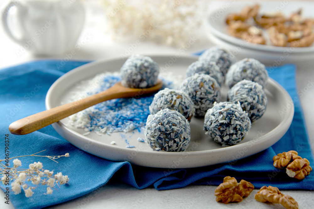 Throat Chakra Spirulina Energy Truffles (14 Pcs)
